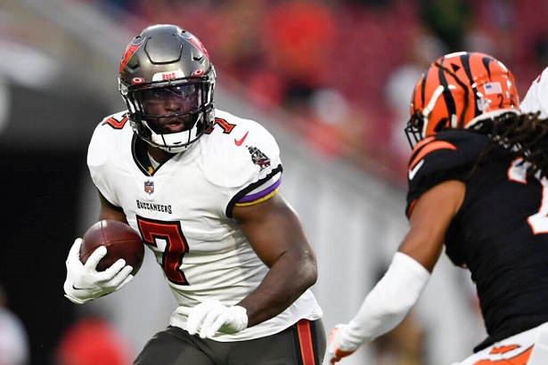 Leonard Fournette y Tampa Bay Buccaneers firman otro contrato de tres años